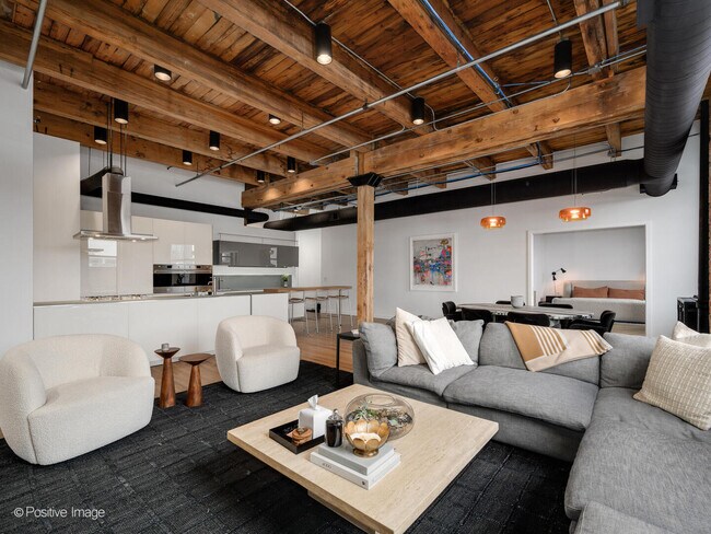 Building Photo - 312 N May St