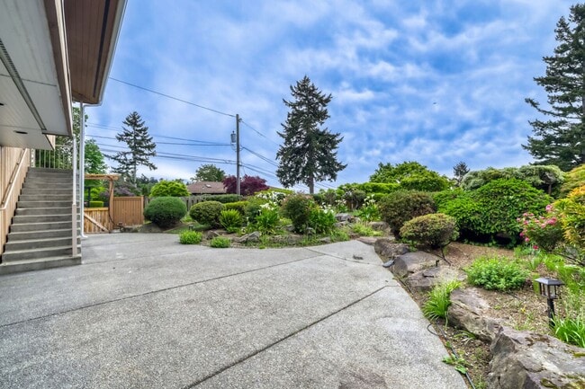 Building Photo - Charming 4-Bedroom, 3-Bath Home + Den in Alki Neighborhood with Panoramic Puget Sound Views!