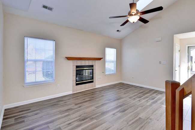 Building Photo - Convenient Coventry Condo