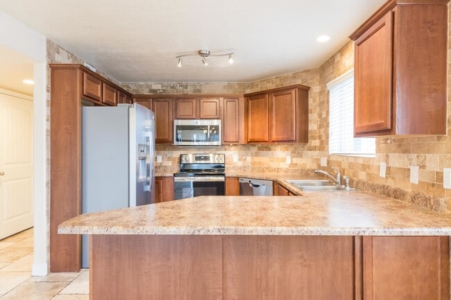 Building Photo - 3 Bedroom/2 bathroom Condo in Sandy