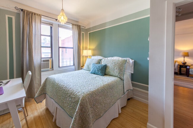 Building Photo - 127 W 82 St