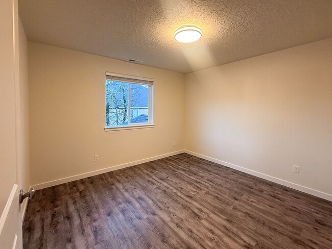 Building Photo - 505-507 NW Hillcrest Dr