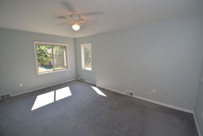 Building Photo - 4 Bedroom Home For Rent in Euclid Ohio
