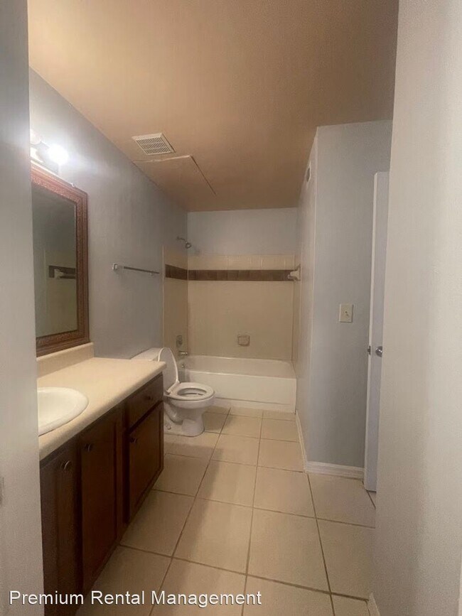 Building Photo - 2 br, 1 bath House - 6118 Westgate Dr #104