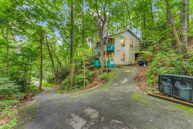 Building Photo - 1052 Twin Oaks Rd