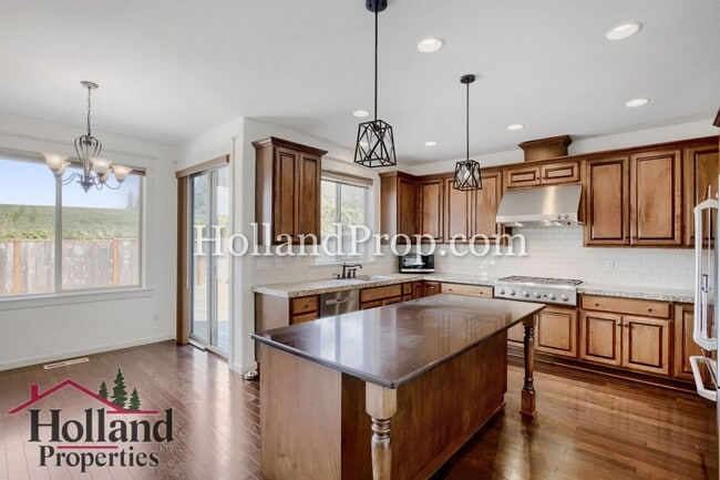 Building Photo - Spacious 4-Bedroom Portland Home with Fenced Yard, Fireplace & Modern Finishes!