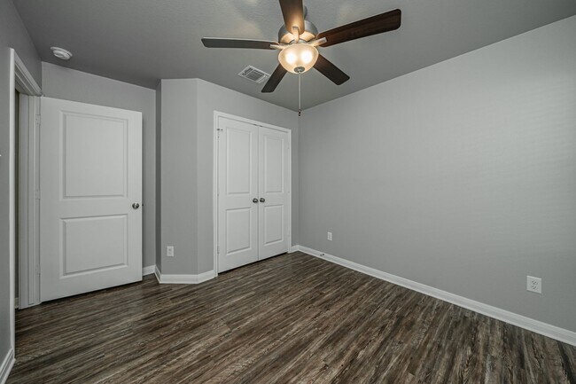 Building Photo - 525 Fallbrook Dr