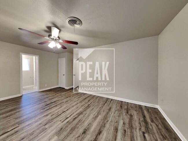 Building Photo - $1900 Charming 3/2 in Beautiful Wedgewood! Coming soon!