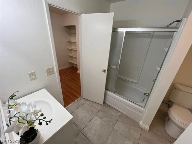 Main Bathroom - 6021 Vegas Dr