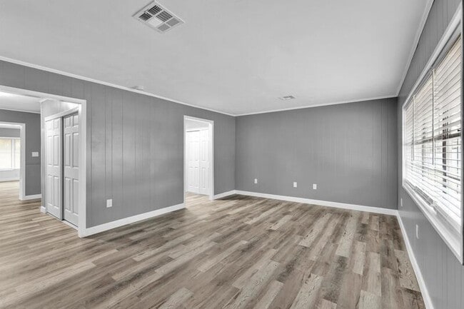 Building Photo - 815 Sherwood Dr