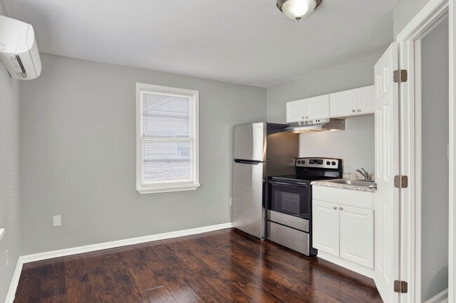 Building Photo - 2215