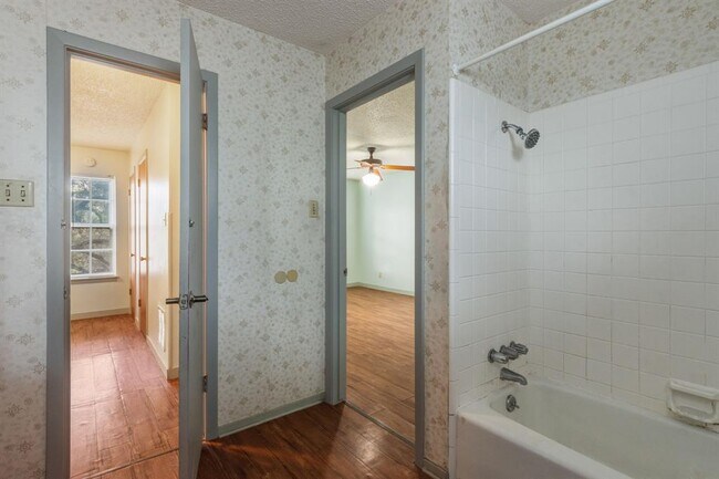 Building Photo - 8401 Tecumseh Dr