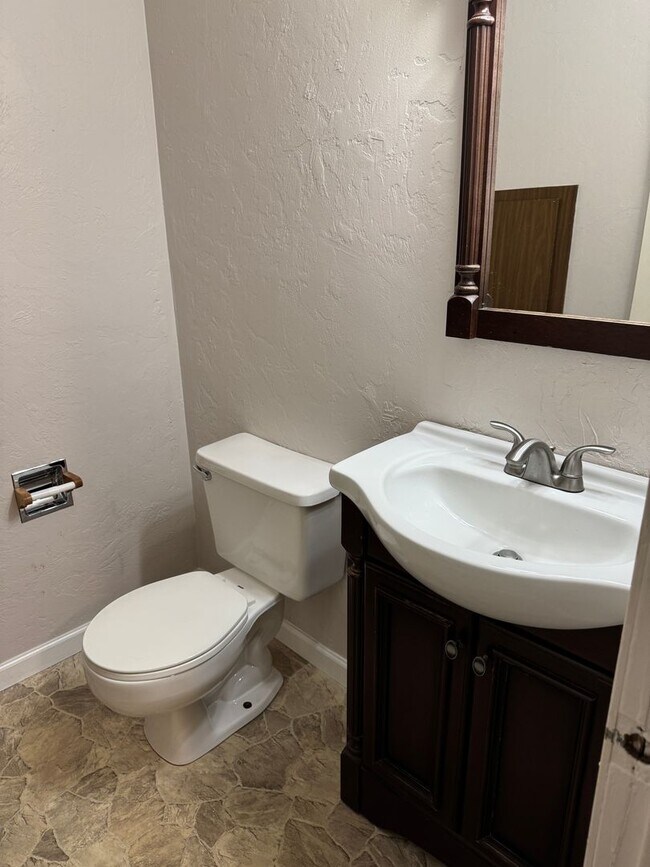 Building Photo - Updated 2 bedroom 1.5 bathroom duplex in Springfield!