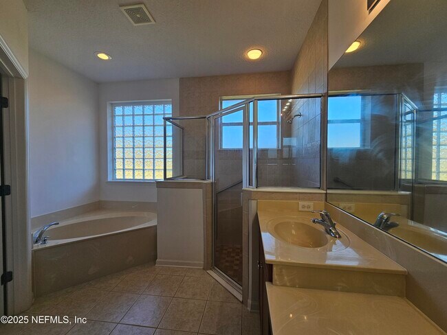 Building Photo - 964 Hazeltine Ct
