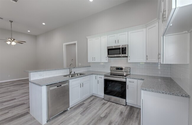 Building Photo - 10818 Royal Adrian Dr