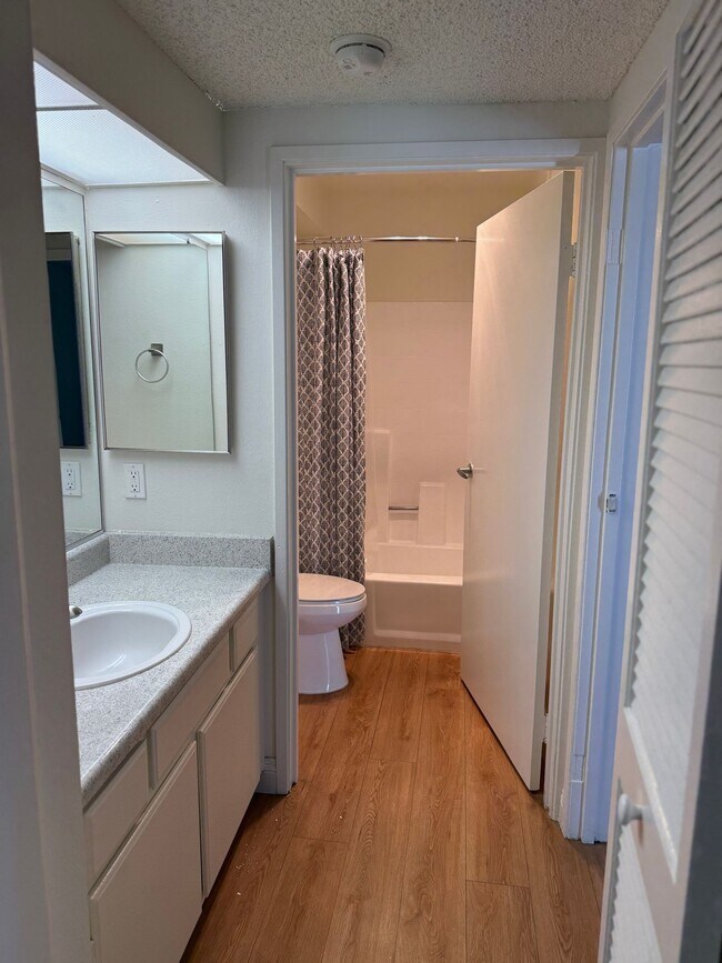 Building Photo - Excellent Value and Clean Apartment