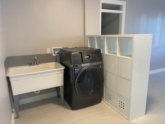 Building Photo - 1400 SW 27th Ave