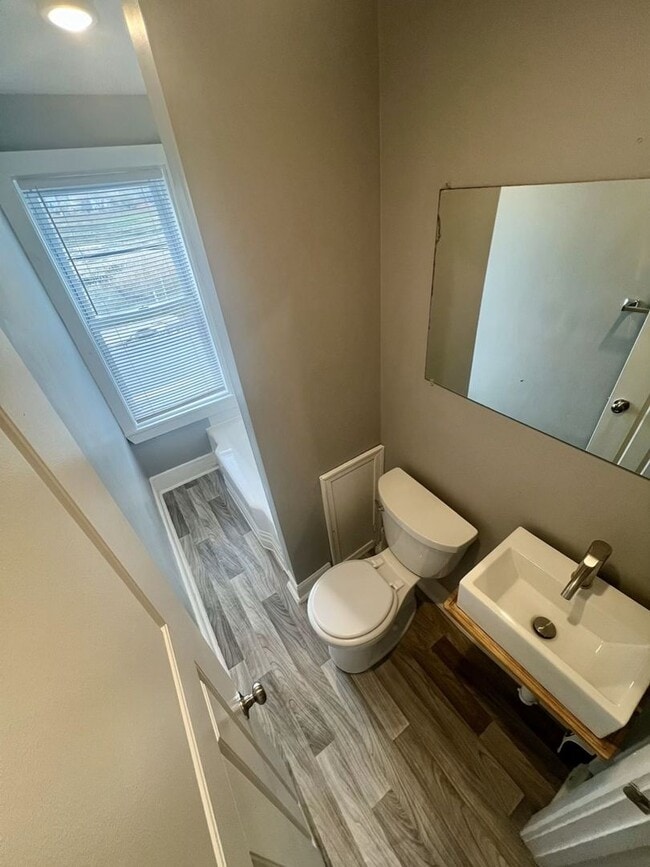 Building Photo - Newly Renovated 4BR/1BA in Wilmington - No...