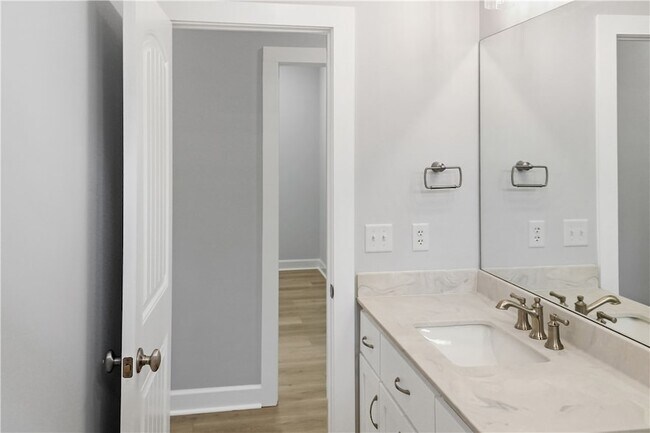 Building Photo - 905 Wayne St