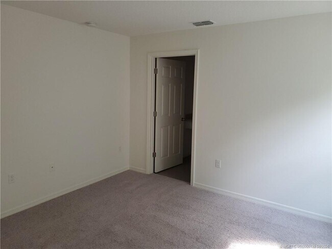 Building Photo - 611 SW McComb Ave