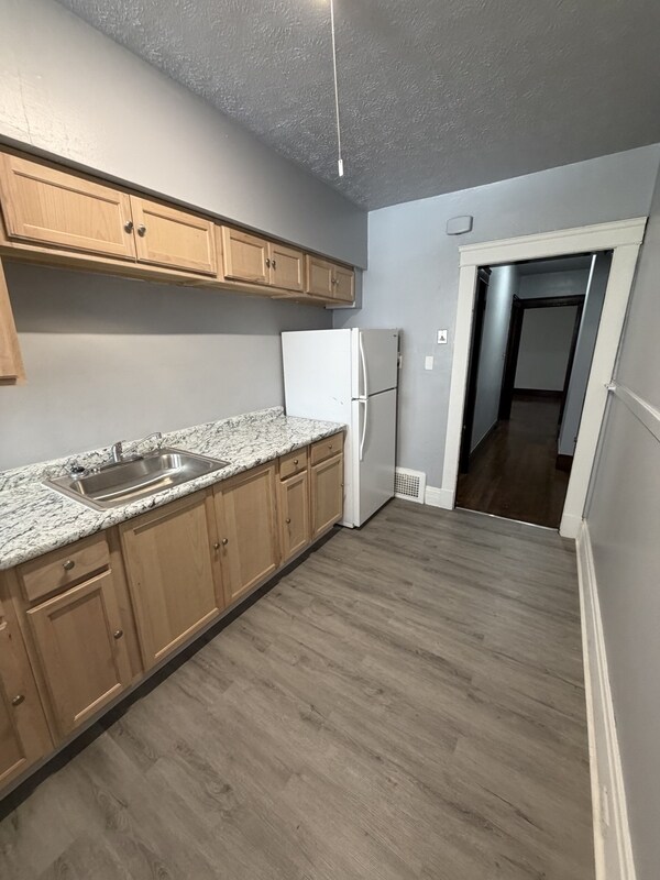 Building Photo - 1557 Cohassett Ave