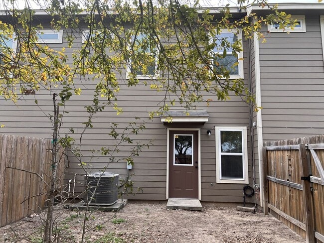 Building Photo - Luxury Townhome in Selma!