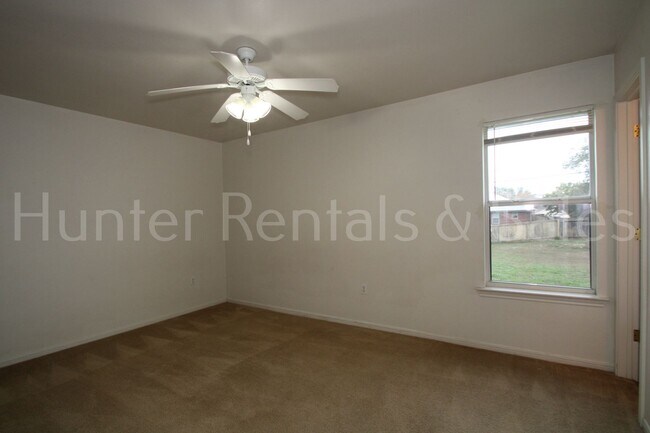 Building Photo - Heights Three-Bedroom Duplex!