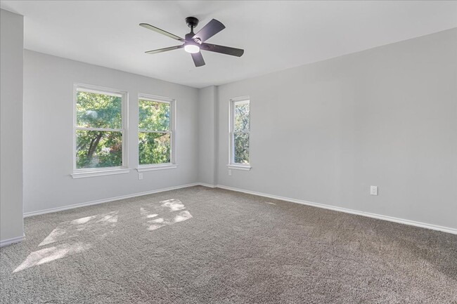 Building Photo - Recently Renovated 4-bed 3.5-bath 2-living...