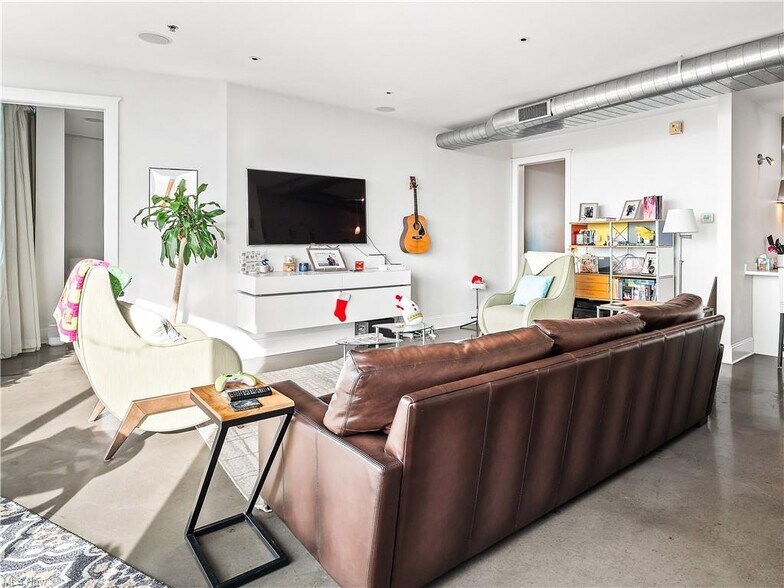 Living Room - 701 W Lakeside Ave