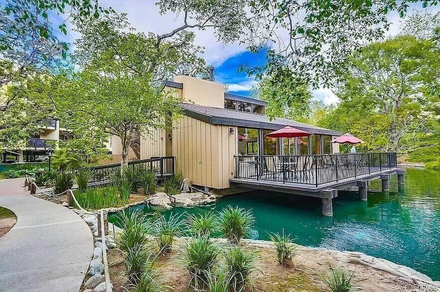 Clubhouse patio - 3113 Raintree Cir