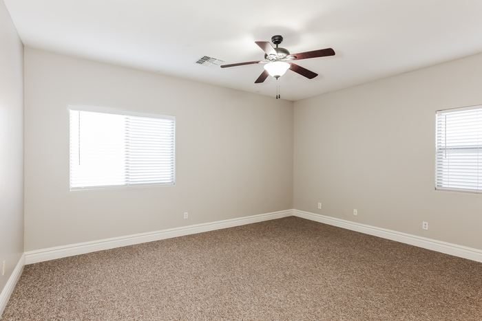 Building Photo - 41202 N Parker Ln