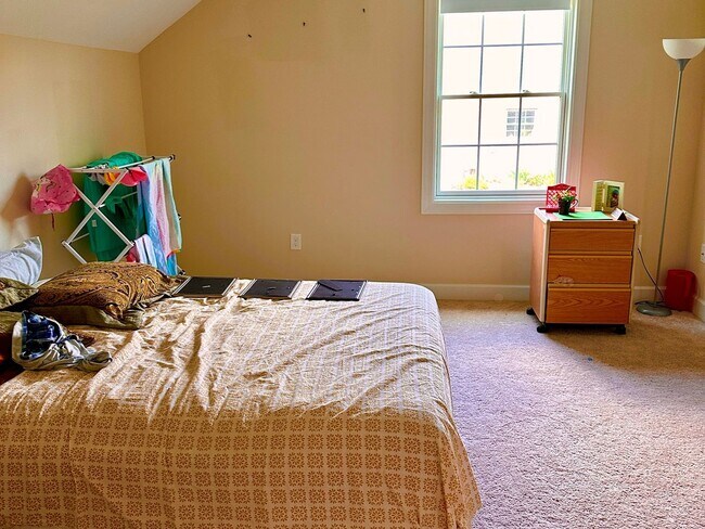 Building Photo - 3 Bedroom semi furnished Duplex type House in Imperial