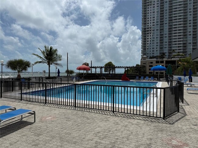 Building Photo - 801 Brickell Bay Dr