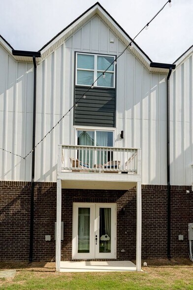 Building Photo - 5618 Sofias Cir