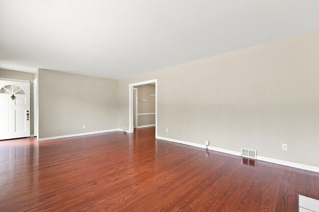 Building Photo - 912 Beechwood Rd