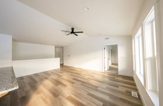 Building Photo - 505 Jeanine Dr