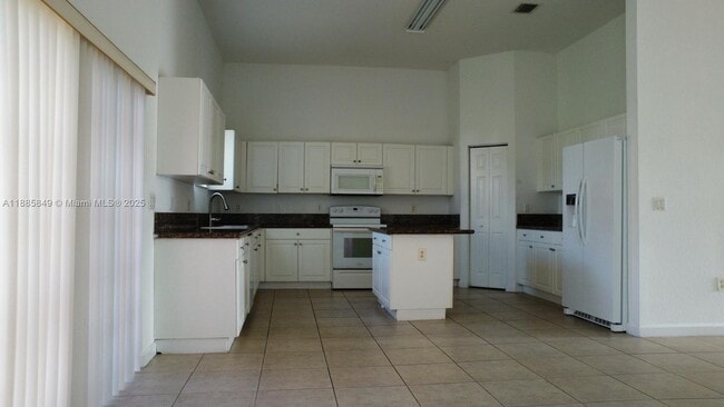 Building Photo - 1464 NE 40th Rd