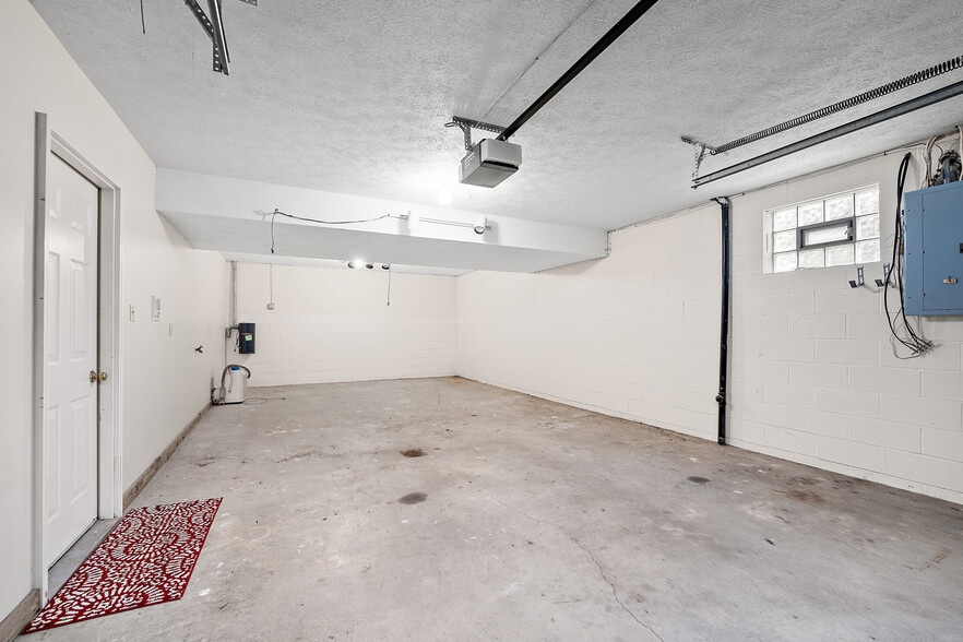 Garage - 1008 Middletown Rd