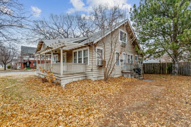 Primary Photo - Central and Crestway Duplex