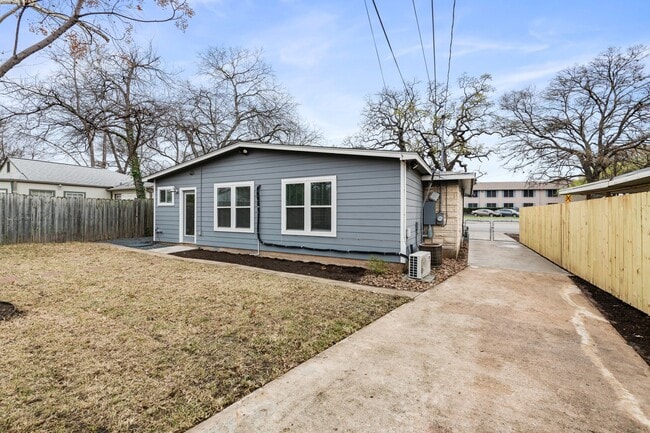 Building Photo - 2018 Remodeled 3 bed / 2 bath - wood / tile floors, fenced yard. Hyde Park / Downtown