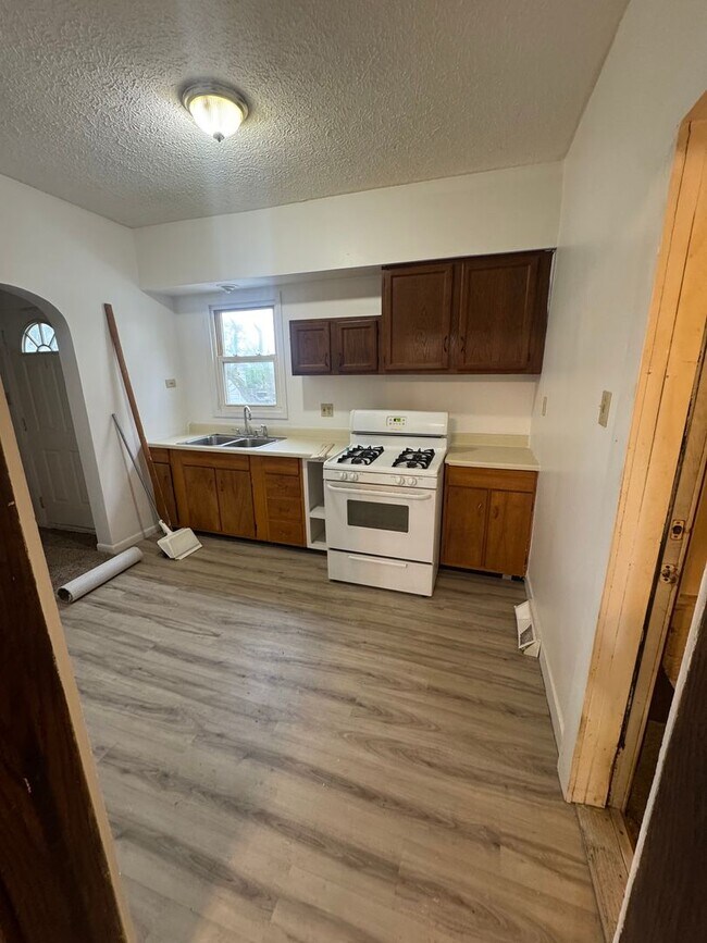 Building Photo - 44 E Brookside Ave