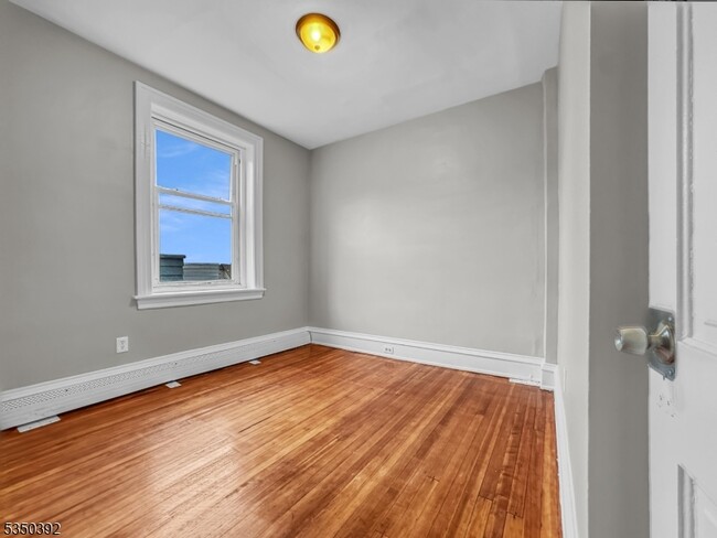 Building Photo - 154 Hudson St