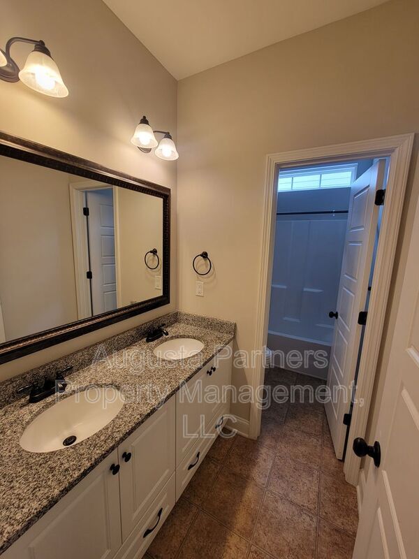 Building Photo - 257 Tulip Dr