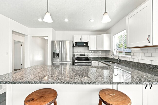 Building Photo - Newly Remodeled 4 Bedroom Home in Roy!