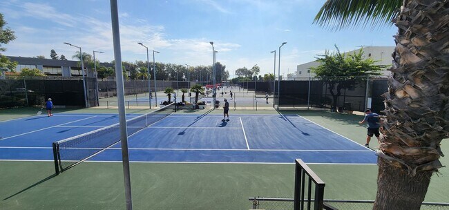 Building Photo - Los Caballeros Clubhouse #1102