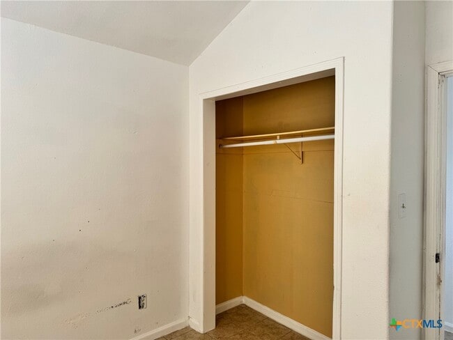 Building Photo - 702 San Antonio Ave