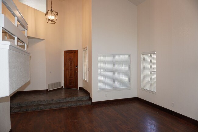 Building Photo - 10386 Meadow Creek Dr