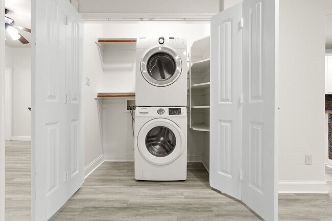 Building Photo - * MOVE IN SUMMER 7/25/2027 * 5 Bed 3 Bath, Short 5 Minute Walk to TCU Campus