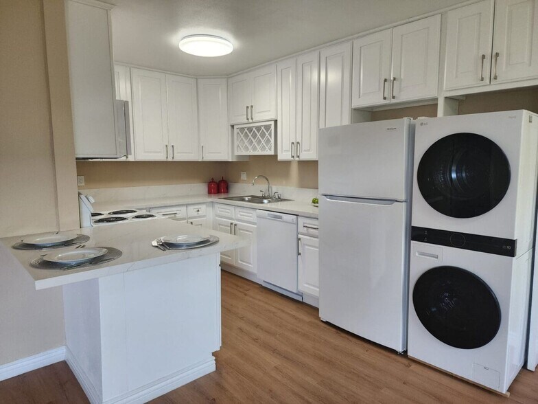 3x2 Kitchen - Casa De Helix - La Mesa