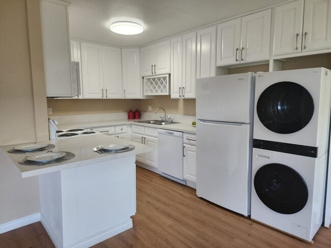 3x2 Kitchen - Casa De Helix - La Mesa